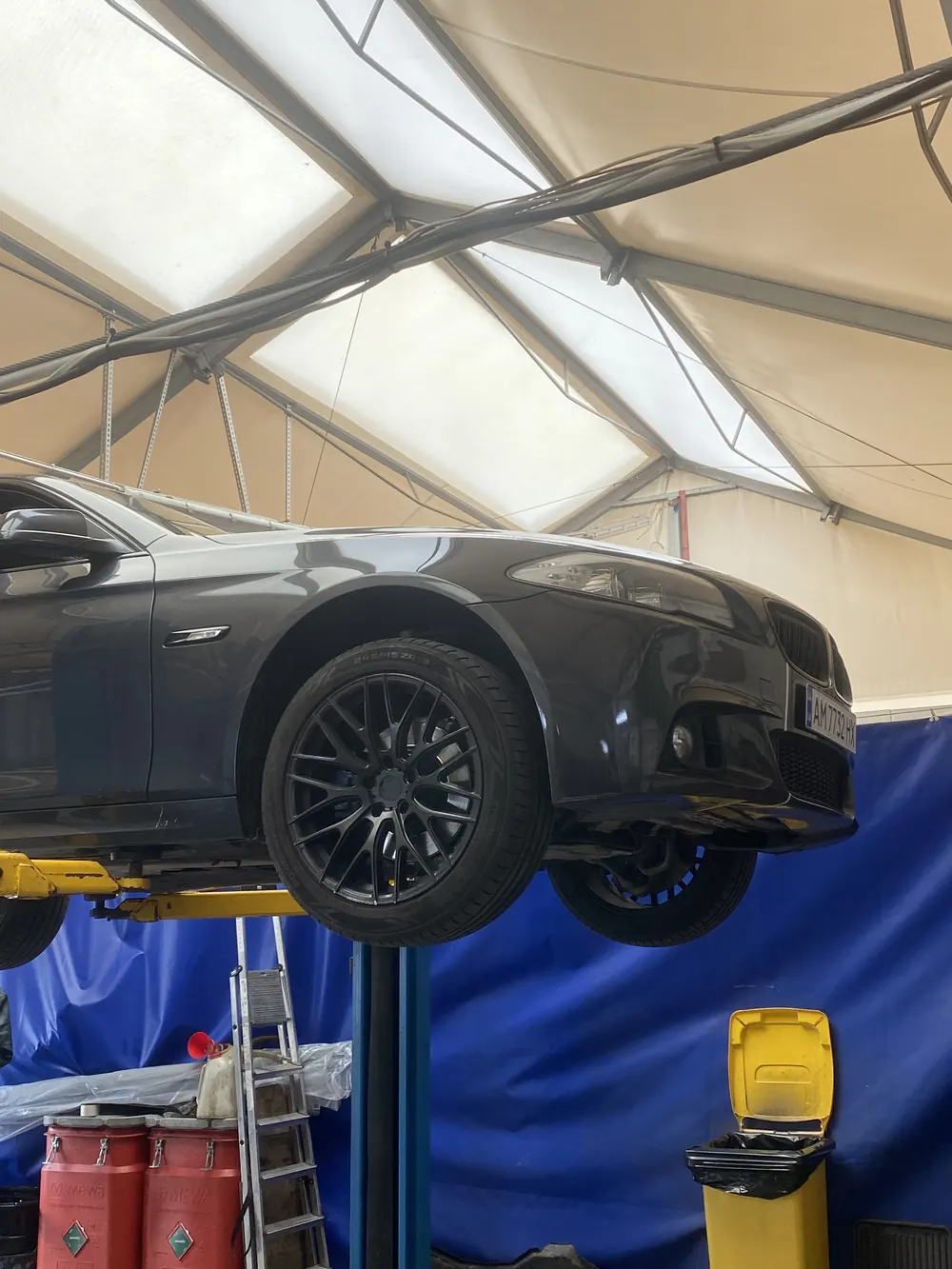 BMW na podnośniku w warsztacie M-Sport Serwis