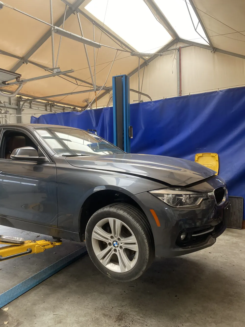 BMW serii 3 na podnośniku