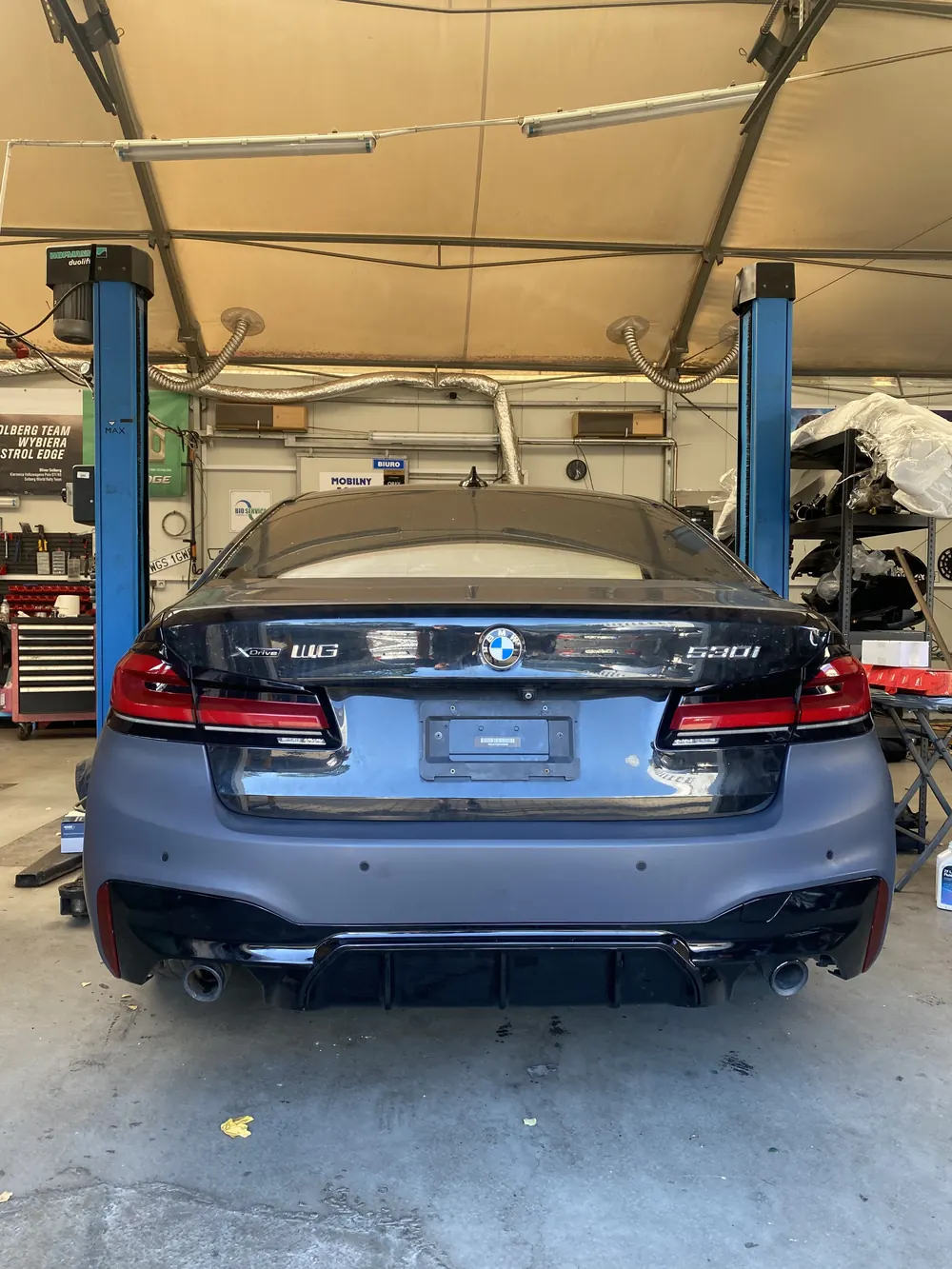 BMW M5 od tyłu w warsztacie