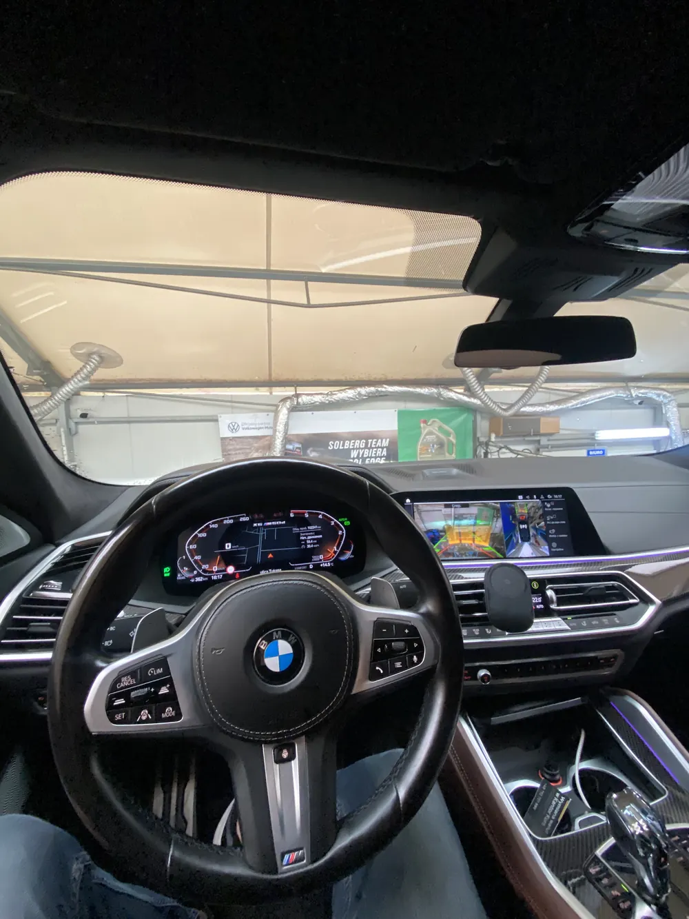 Wnętrze BMW X5 z kierownicą M