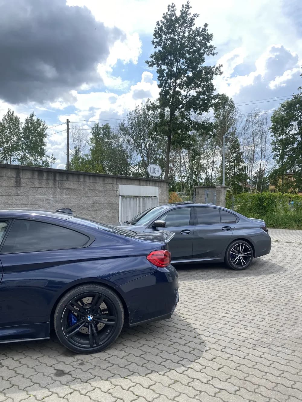 Dwa BMW na terenie serwisu