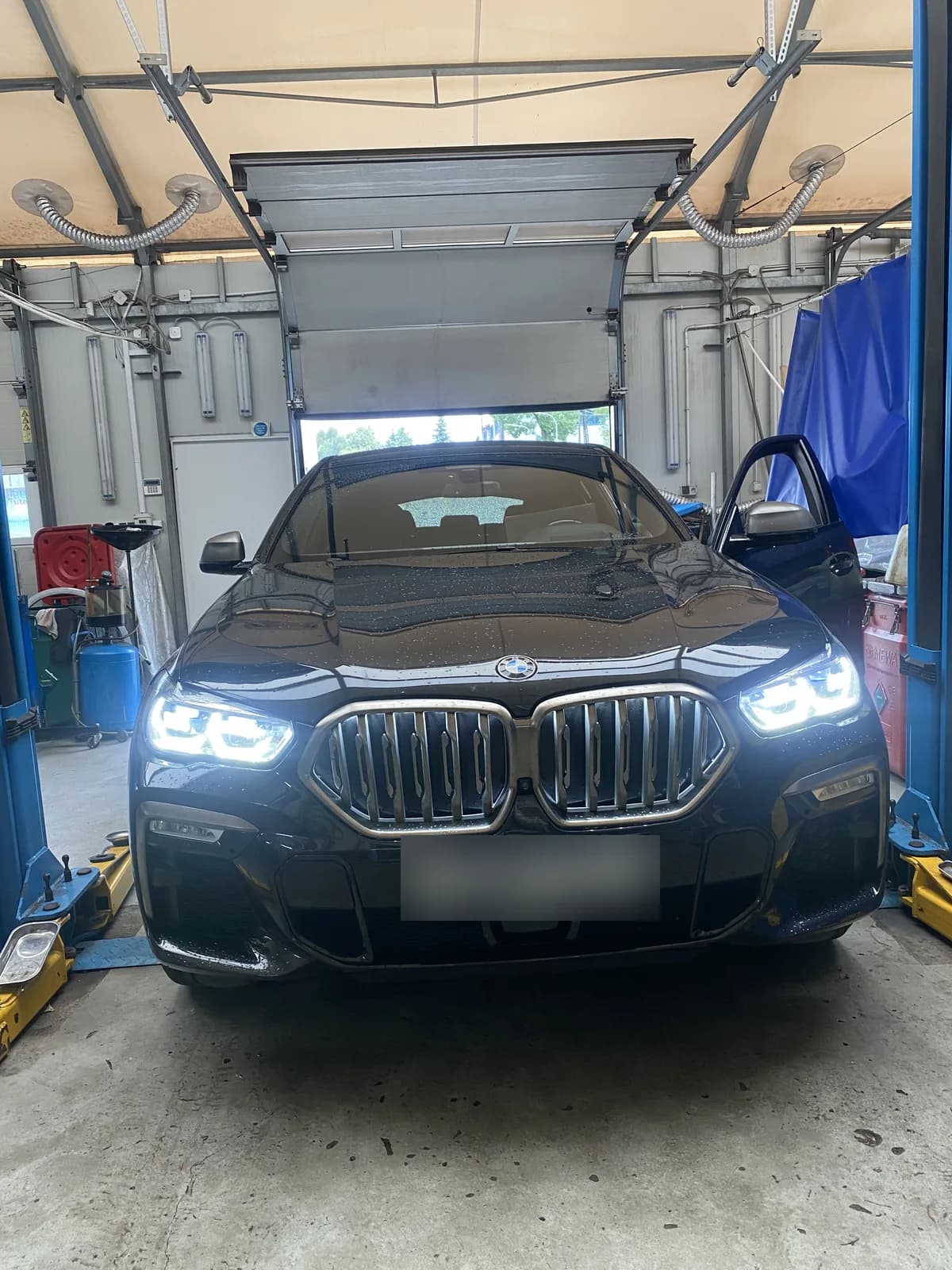 BMW X6 w warsztacie M-Sport Serwis przed diagnostyką